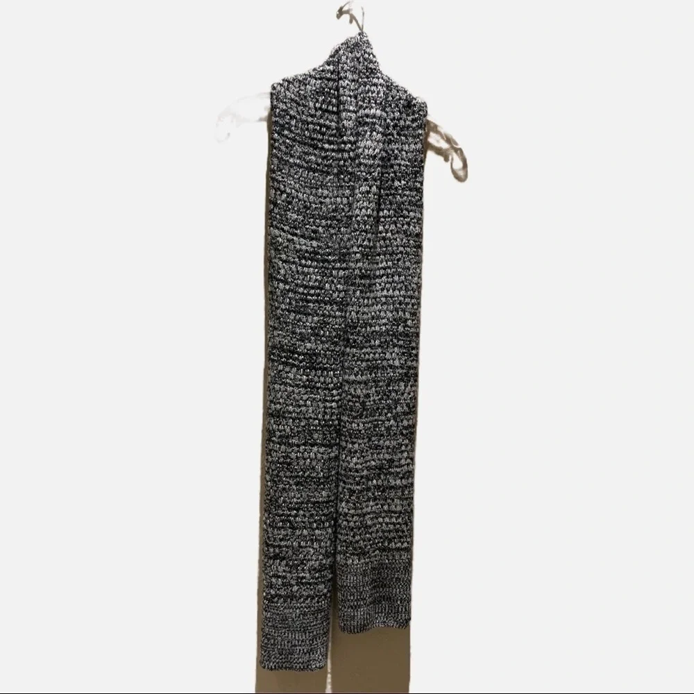 Victoria’s Secret Soft and Cozy Long Knit Crochet Gray Scarf. One size